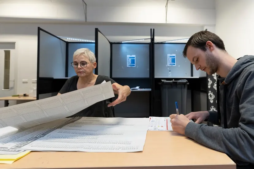 vrijwilligers tellen stembiljet