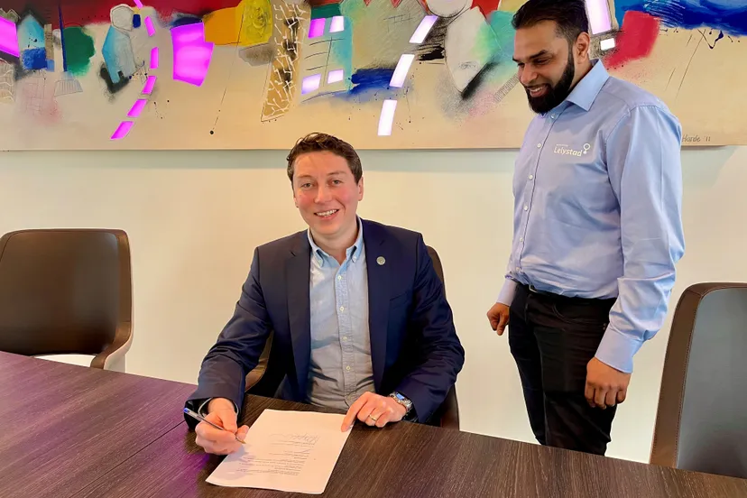 wethouder david de vreede tekent samenwerking met nederlandse arbeidsinspectie