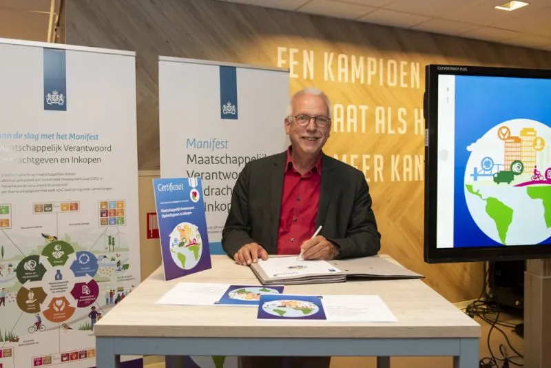 wethouder kruis ondertekening manifest mvoi gem lelystad