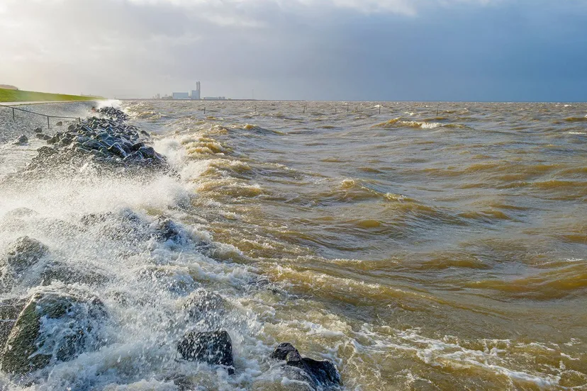 storm ijsselmeerdijk prov flevoland