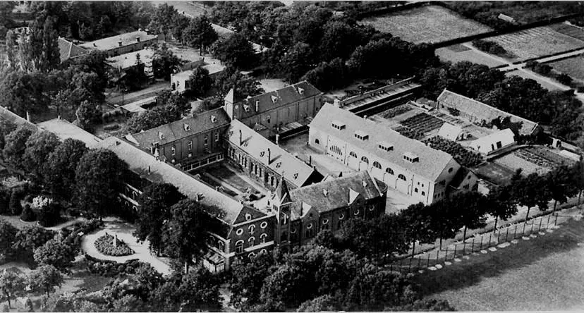 afbeelding 7 het klooster en internaat in 1947