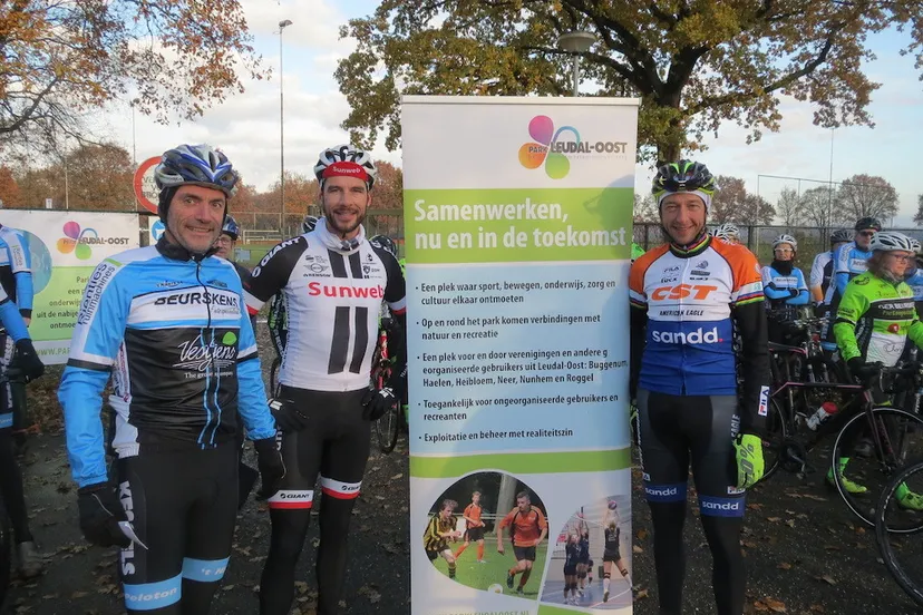 ambassadeurs wielerbaan en mtb park leudal oost roy curvers en bart brentjes helemaal links joh van haeff vz naers peloton