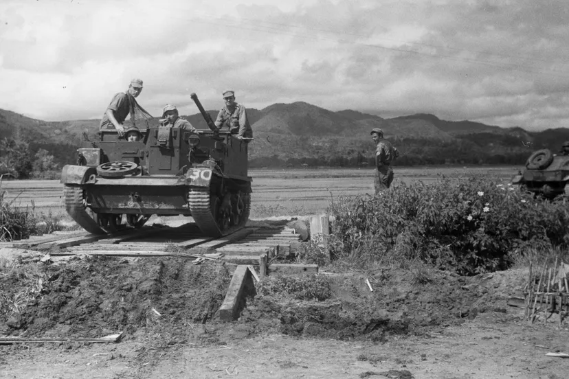 een bren carrier rijdt over een geimproviseerd bruggetje bestanddeelnr 2917
