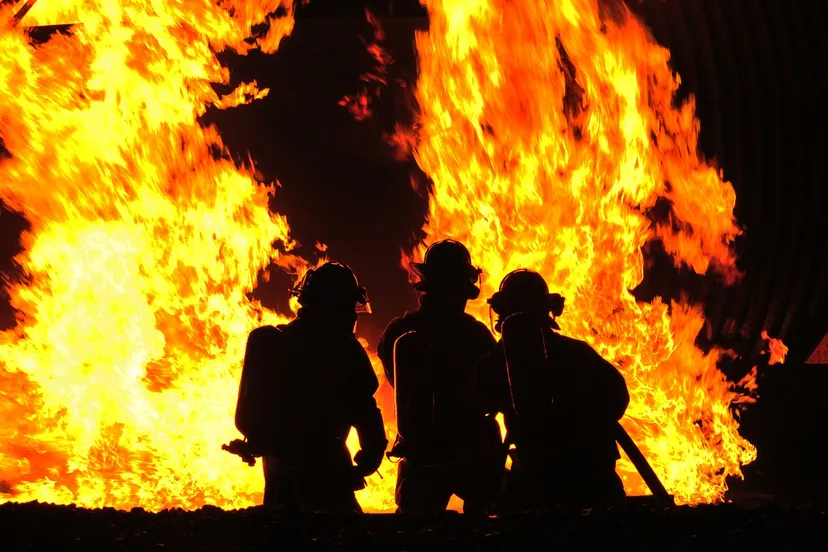 firefighters 573782 1280