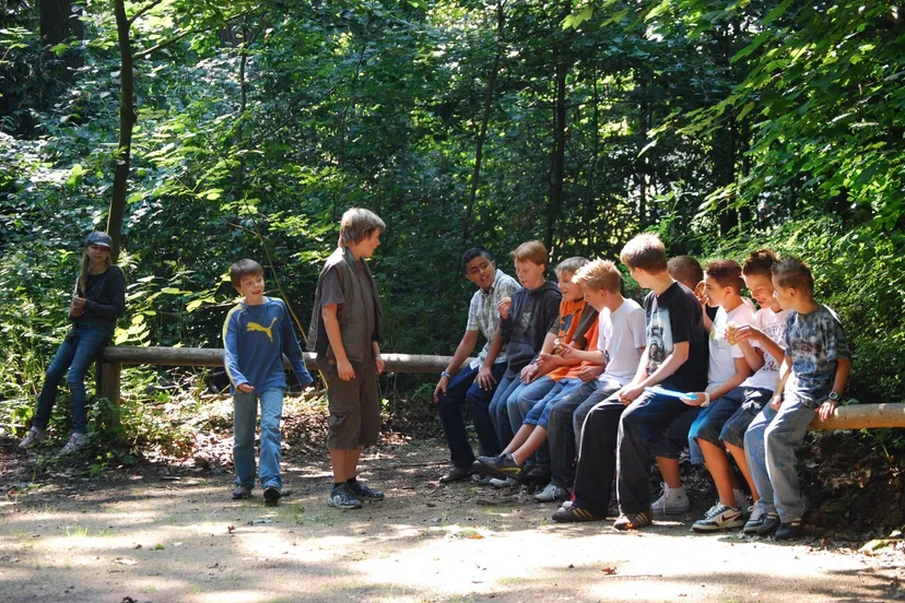 forest group people adventure youth community 855848 pxherecom