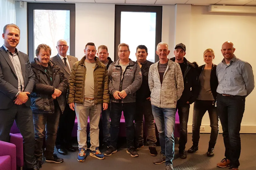 foto burgemeester arno verhoeven met afgevaardigden woonwagengemeenschap