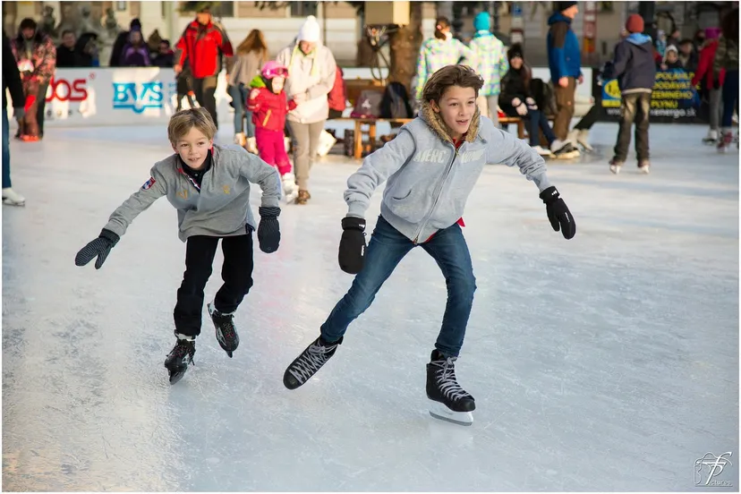ice skating 235547 1280