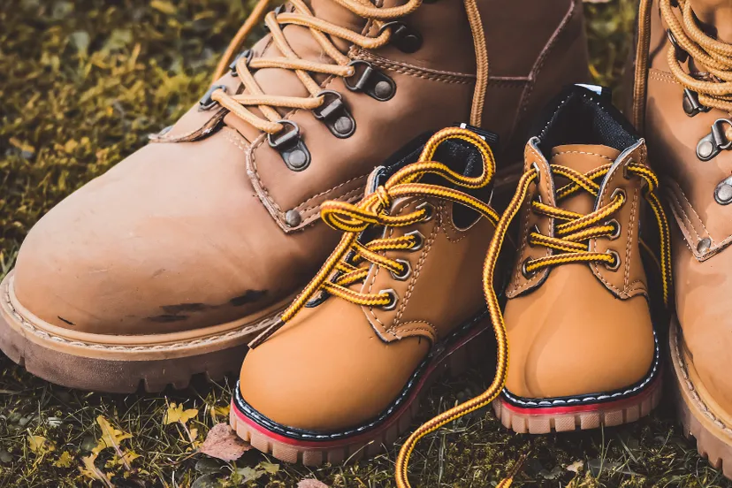 leather hiking boots 6090992 1920