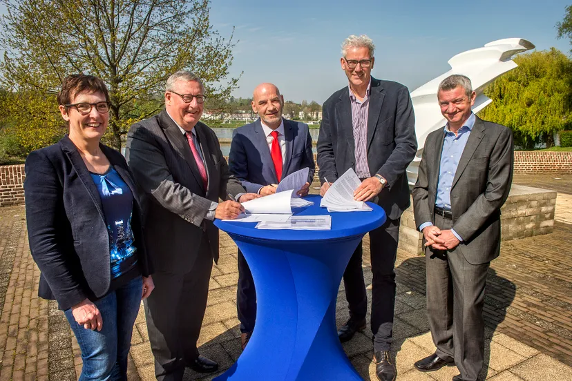 ondertekening samenwerkingscontract waterschappen en provincie limburg 2mei2016