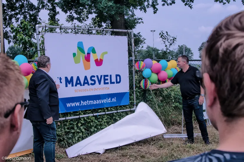 onthulling nieuwe naam t maasveld 10 juni 2018 l wethouder martens r patrick geraedts vz