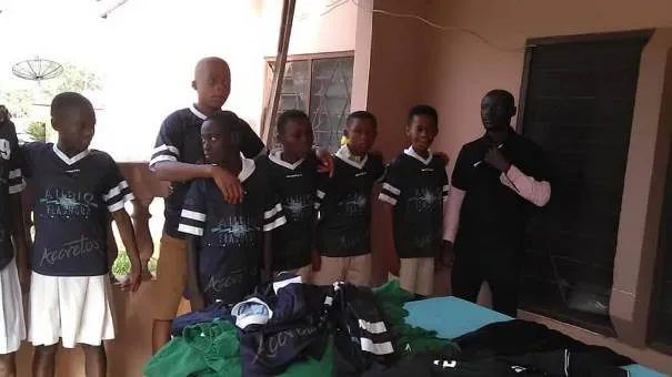 oude shirts accretos in ghana