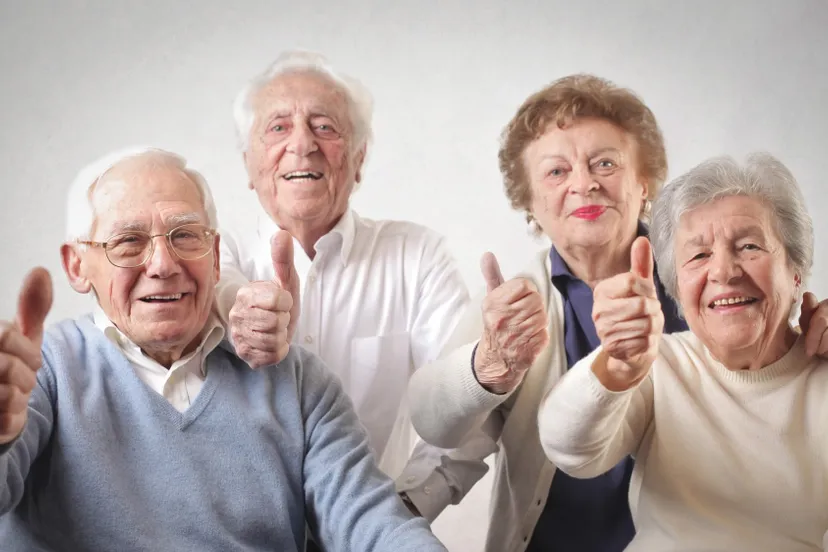 ouderen duimpje omhoog 1