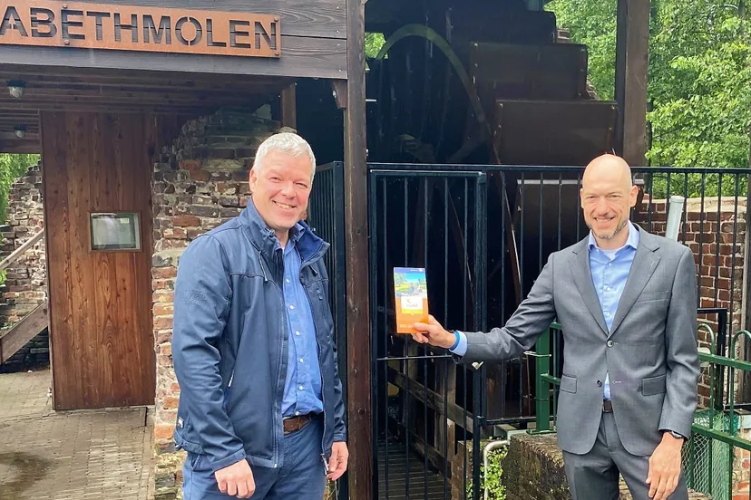 overhandiging folder 2021 aan wethouder backus 15 juli 2021 1