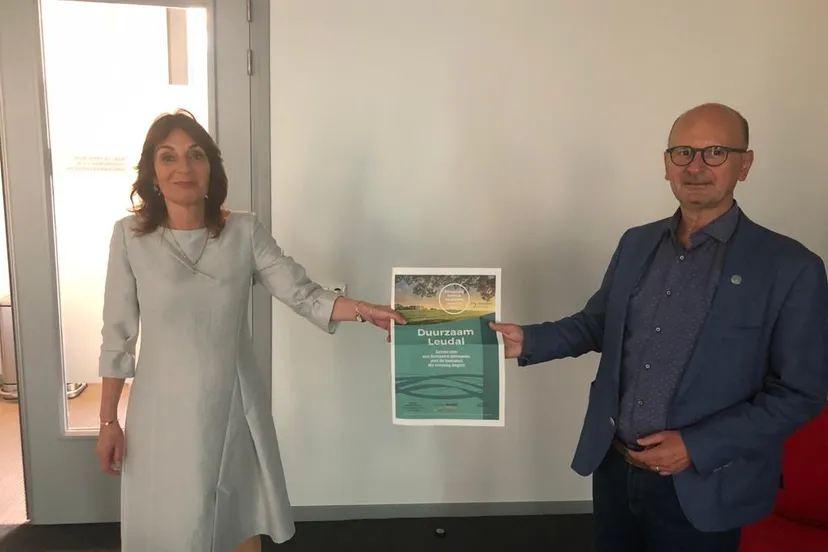 piet verlinden en burgemeester schmalschlager met de duurzaamheidskrant