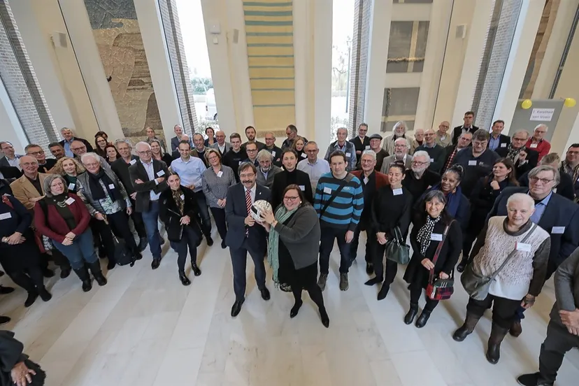 statenlid aleida berghorst overhandigt de burgertopbal aan governeur theo bovens en start daarmee de