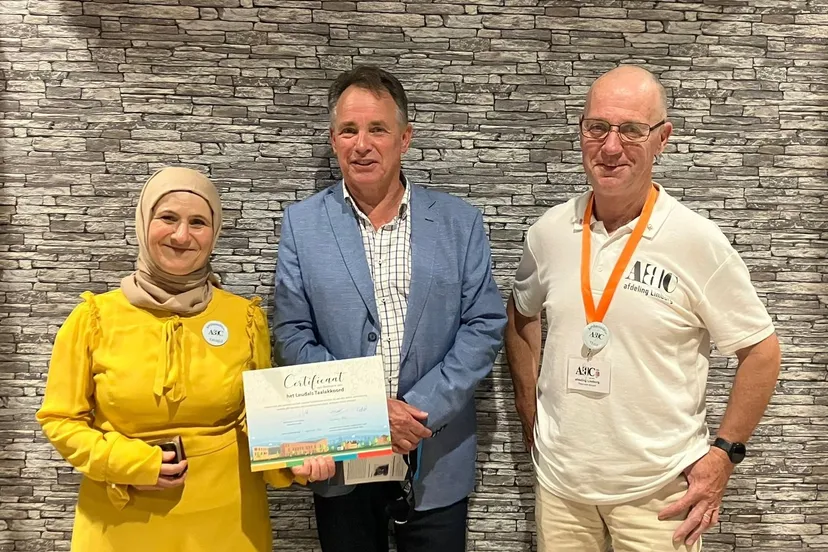 stichting abc ontvangt certificaat van wethouder huub van helden