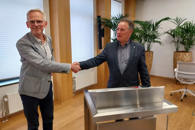 wethouder van helden en gert van der steen schudden hand