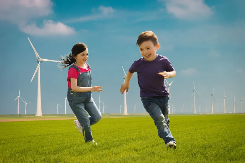 windmolenpark met spelende kinderen