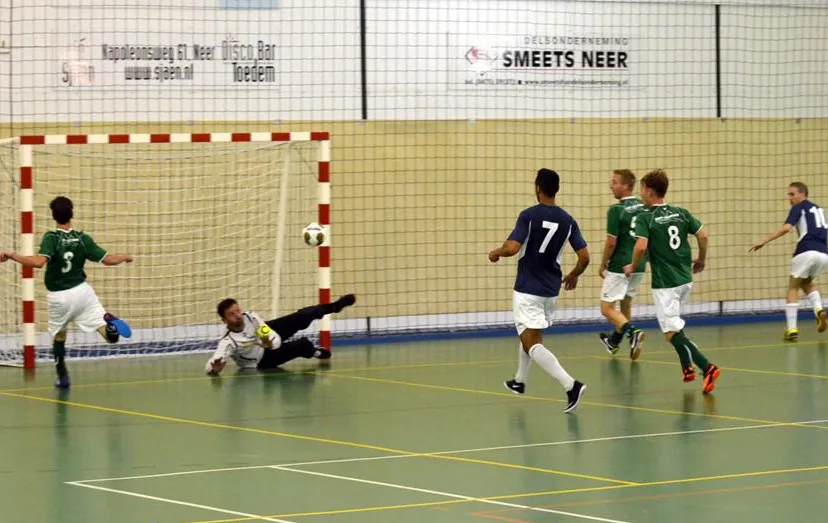 zaalvoetballers in actie in sporthal maasveld in neer foto zaalvoetbalvereniging de gastronoom