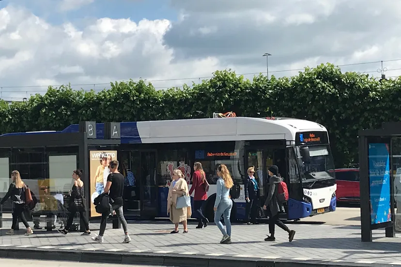 ze bus in maastricht op station begin juni 2019