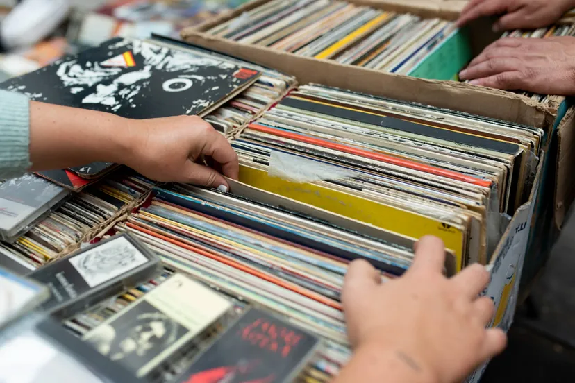 vintage-disks-second-hand-market-high-angle