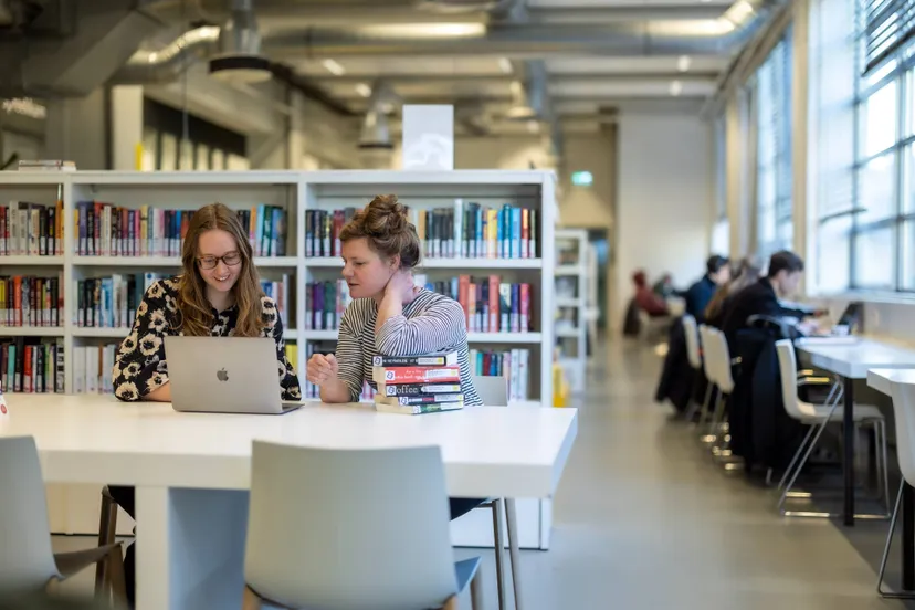 20250312-59503-boekbot-laptop-twee-personen