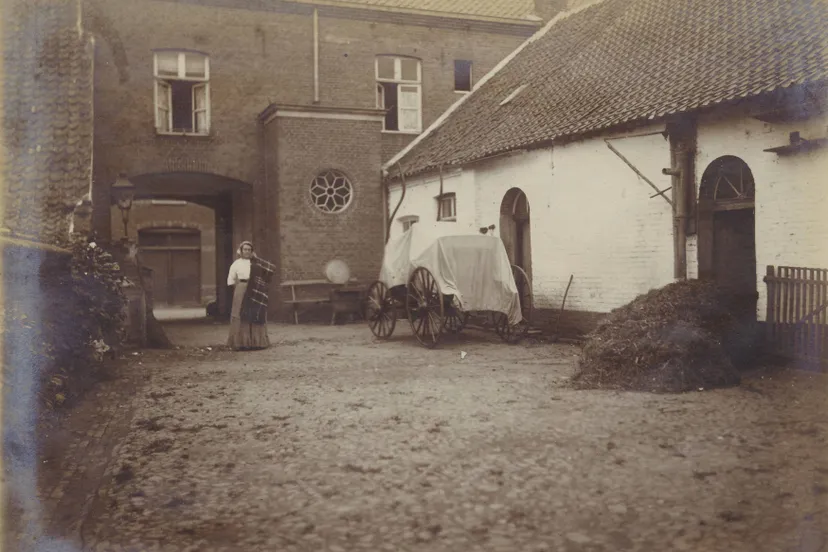 Dorpstraat met binnenplaats Hotel 't Anker