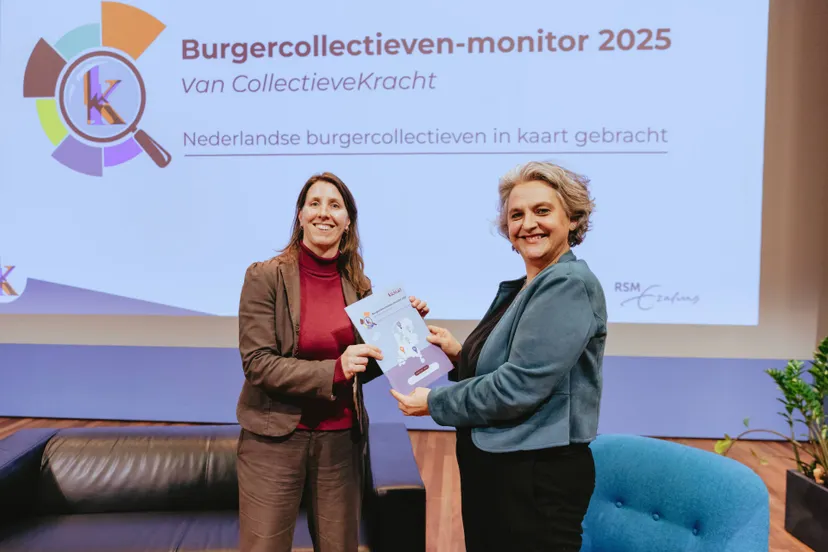 Tine De Moor geeft eerste monitor aan Claartje Brons