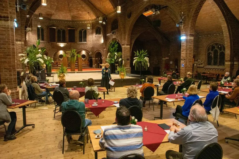 alzheimer cafe lingewaardvrijwilligers volgen geboeid de informatie