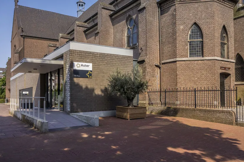 aster bemmel buitenzijde links voor gebouw