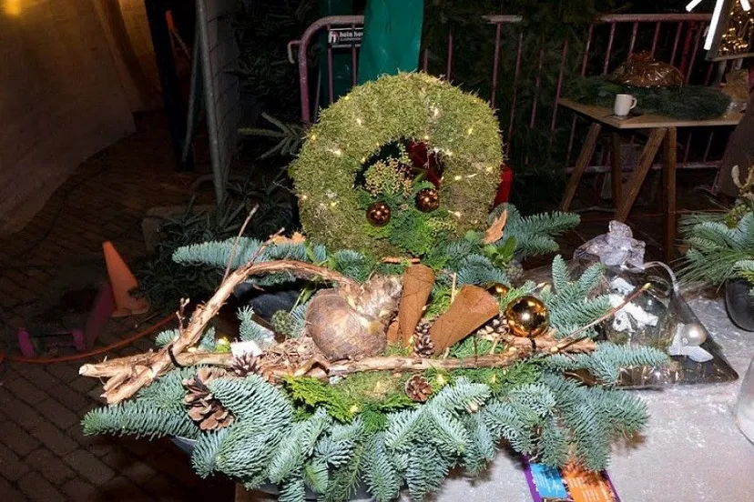 creatief kerststuk kerstmarkt zandse kerk