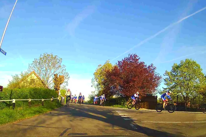 dashcam wielrenners screenshot