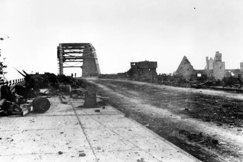 fatale foutenmuseum airborne at the bridgefoto van de noordelijke oprit van de rijnbrug iwm hu 2127