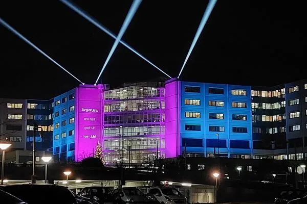foto verlichte gevels voor de zorg en patienten van rijnstate