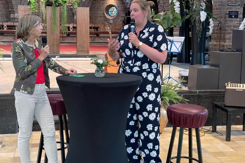gespreksleider ria zijlstra links in gesprek met claartje martens specialist ouderengeneeskunde