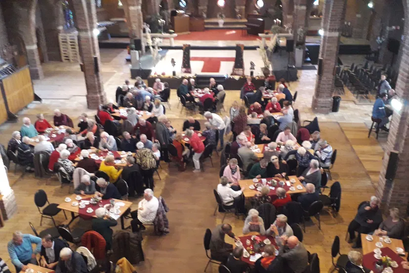 gezellige koffieochtend in de zandse kerk voor coronatijdfoto herman geerts