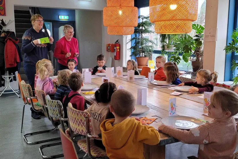 jong voor oud open eetcafe