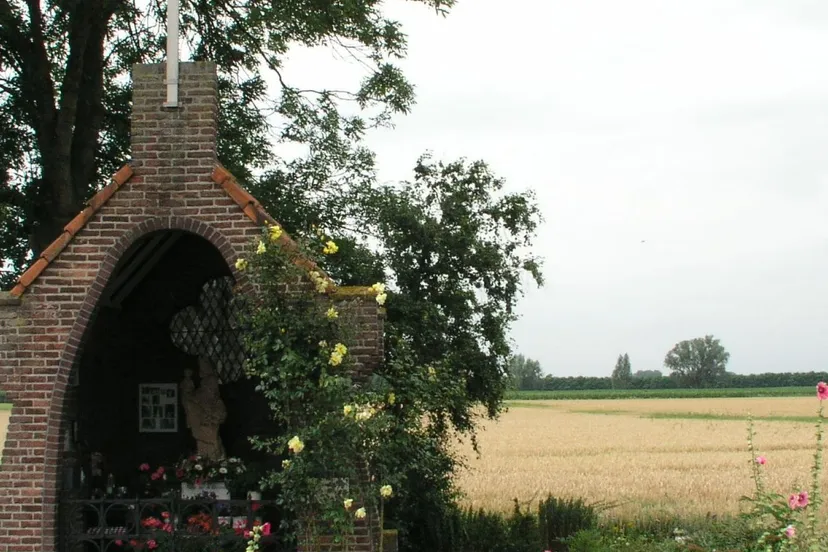 kapel 008 op de heuvel