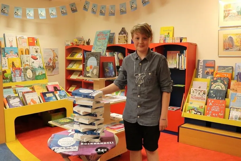 kinderburgemeester met toren van brieven aan de koning