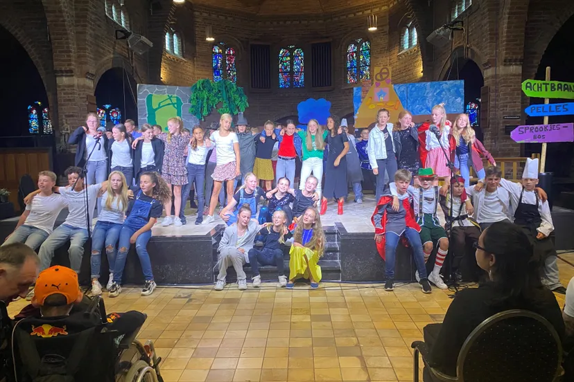 leerlingen groep 8 ikc binnenste buiten hebben eindmusical in de zandse kerk