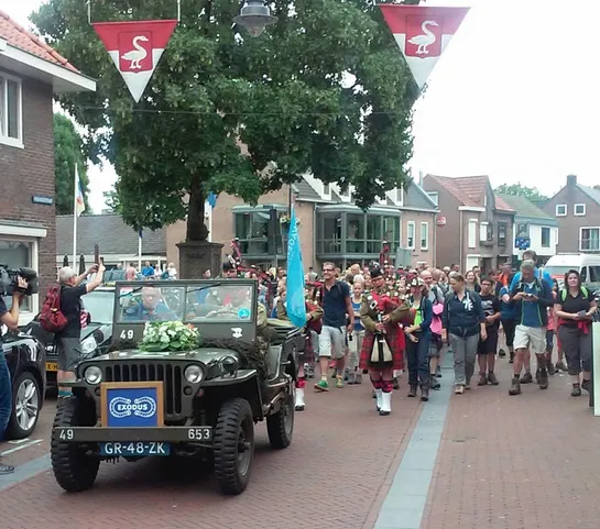 lingewaard nieuws wandeltocht op weg naar ceremonie massagraf