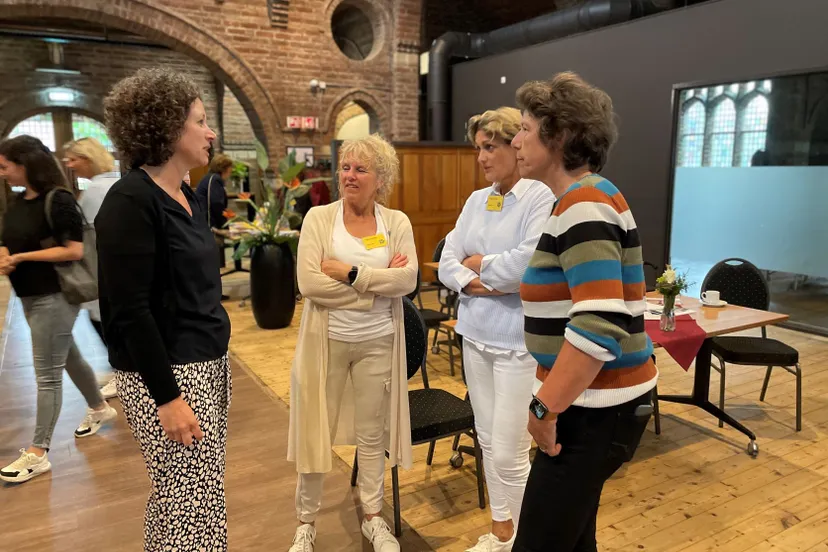 maike van kempen coordinator mantelzorgondersteuning van stichting welzijn lingewaard links in gesprek met vrijwilligers van het alzheimer cafe lingewaard