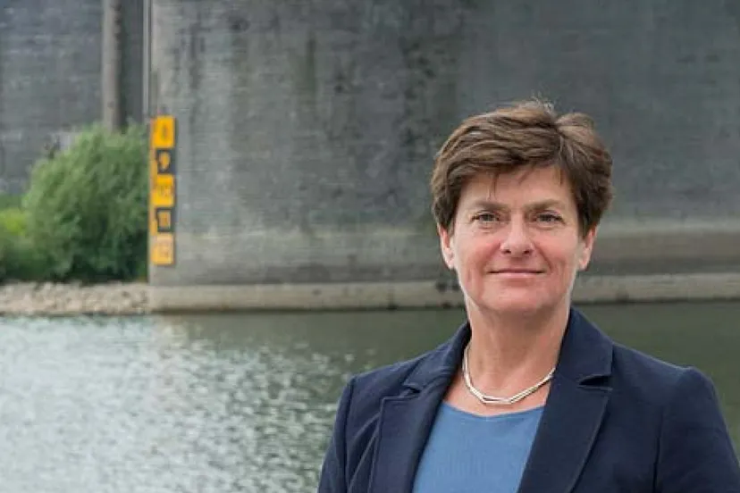 nelly kalfs bij brug