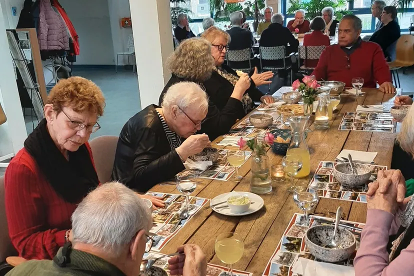 nldoet etentje met mensen geheugenproblemen