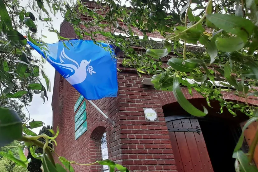 oud katholieke kerk arnhem met vredesvlag 1