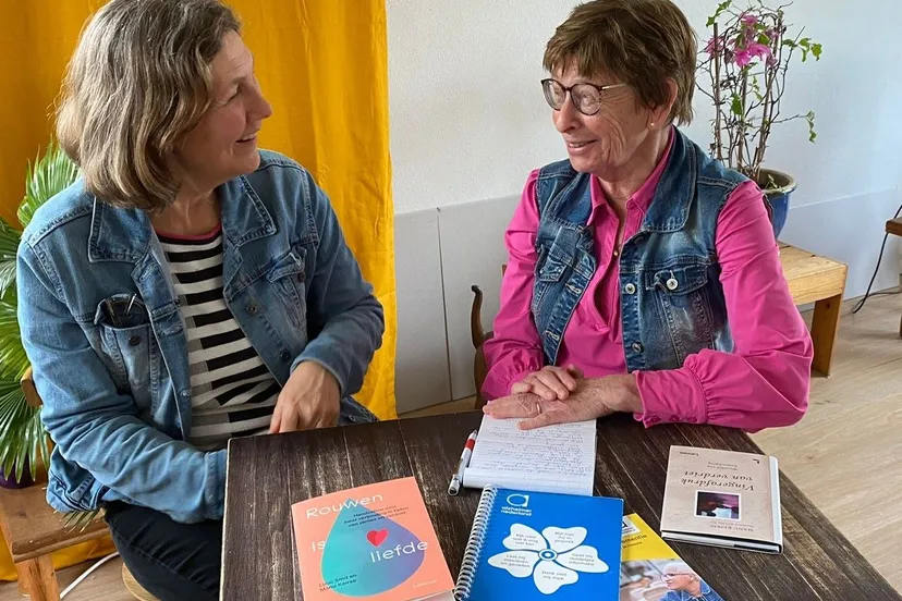 vlnr annet fleer in gesprek met maria verest gespreksleider alzheimer cafe lingewaard