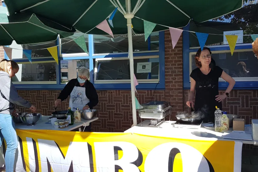 vrijwilligers bakken riefkuukskes