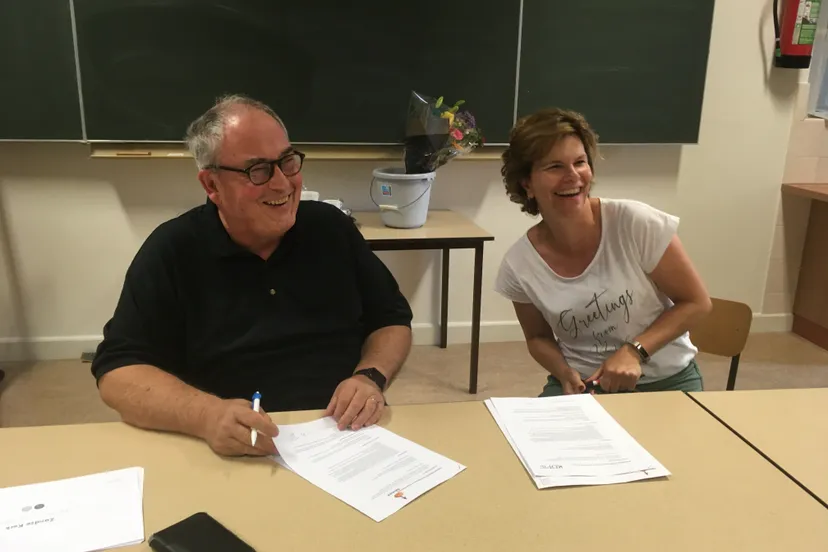 zandse kerkhuib fienieg zandse kerk en inge scheerder rabobank bij contractondertekening