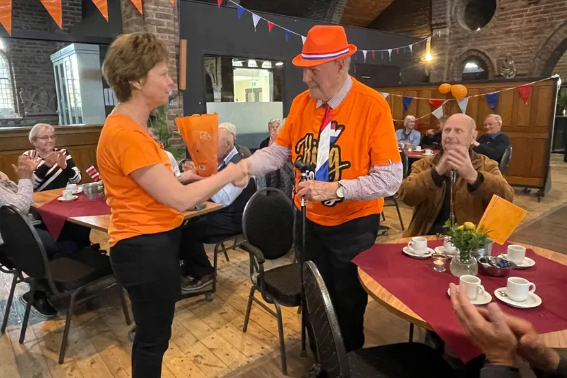 zandsekerkcarool willemsen reikt de prijs voor de mooiste outfit uit aan theo schepers