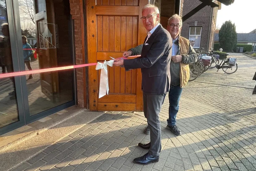 zandsekerkvlnr klaas nienhuis voorzitter huissens weldoen knipt onder toeziend oog van huib fienieg voorzitter stichting de zandse kerk het lint door